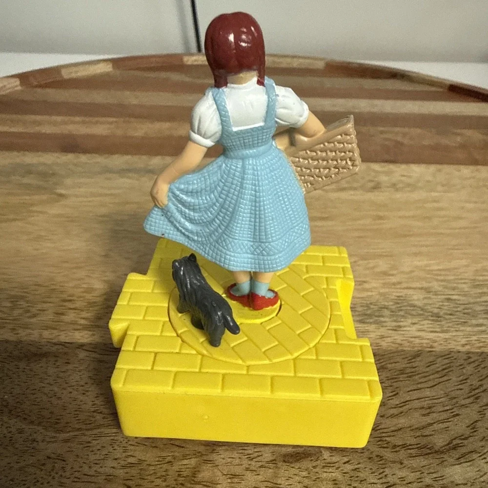 Blockbuster Wizard Set of Oz 4 Movable Toys 1997 Dorothy Scarecrow Tin Man Lion